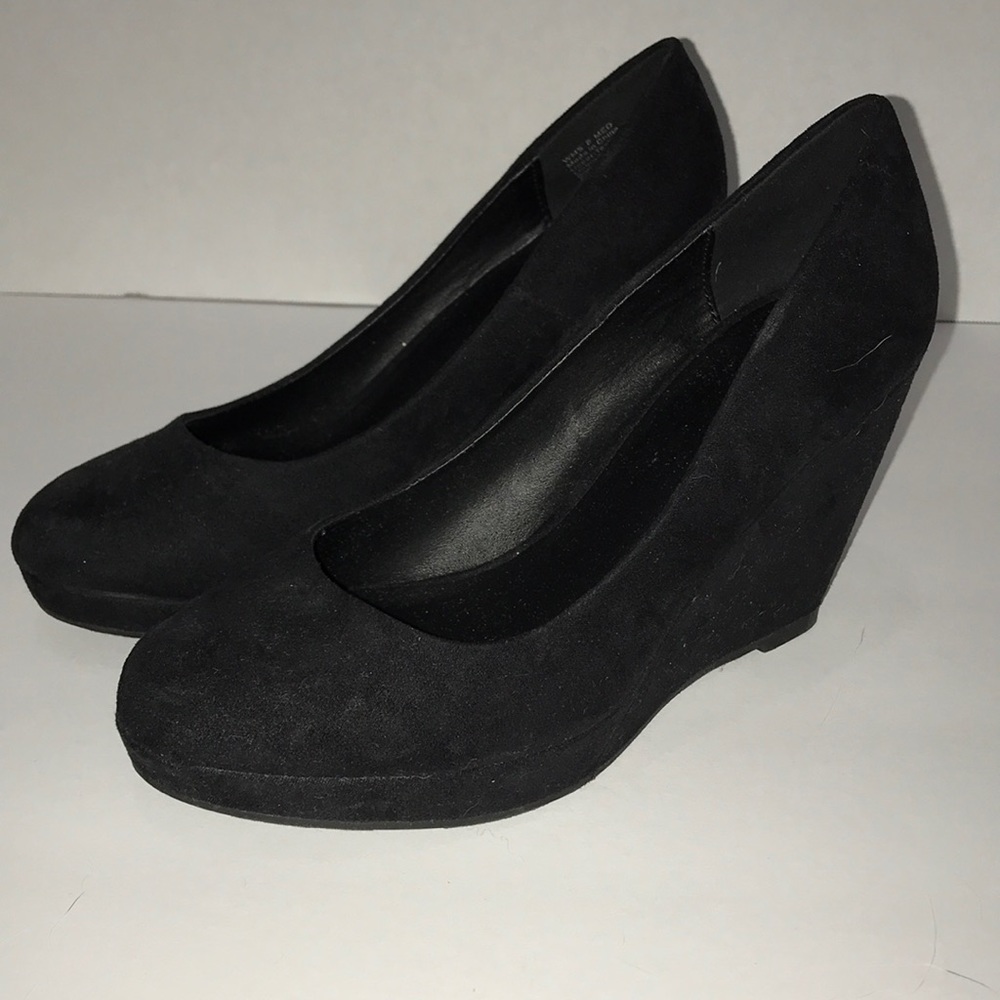 Black suede Apt. 9 wedges sz 5